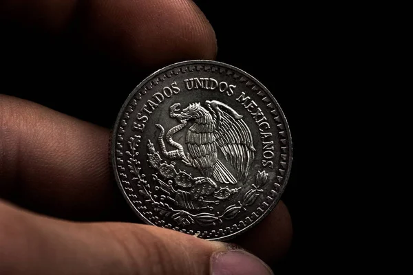 銀のアメリカのコインを持つ男の手、黒の上に隔離された四分の一のドル硬貨のクローズアップ。バッグ、ドル. — ストック写真