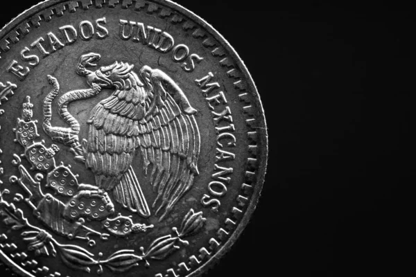 Mano de hombre sosteniendo una moneda americana de plata, primer plano de una moneda de un cuarto de dólar aislada sobre negro. Bolsa, dólares . — Foto de Stock