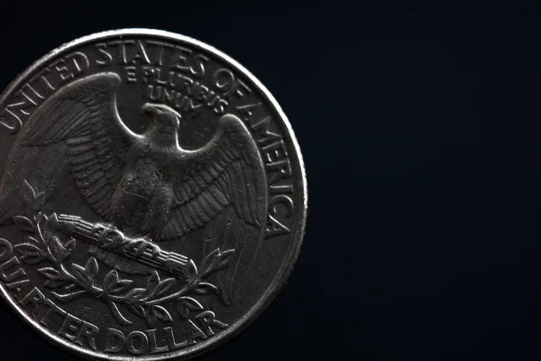 Mano de hombre sosteniendo una moneda americana de plata, primer plano de una moneda de un cuarto de dólar aislada sobre negro. Bolsa, dólares . — Foto de Stock