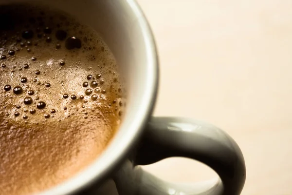 Tasse en céramique couleur beige pleine de café. Café avec boisson au lait . — Photo