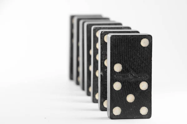 Domino ha modellato la posizione in diversi modi, nero, su sfondo bianco. Gioco del domino . — Foto Stock