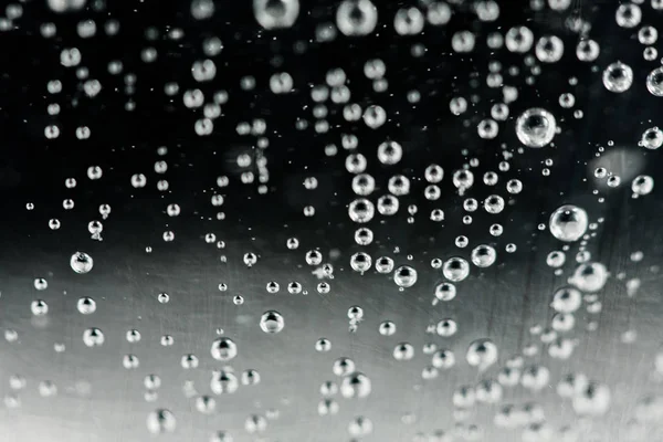 Tableta de medicación blanca que se disuelve en un vaso lleno de agua. Actuar sobre un fondo negro . — Foto de Stock