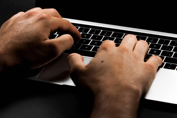 Manos en el teclado de una computadora, computadora en un fondo negro. Trabajos de oficina . — Foto de Stock