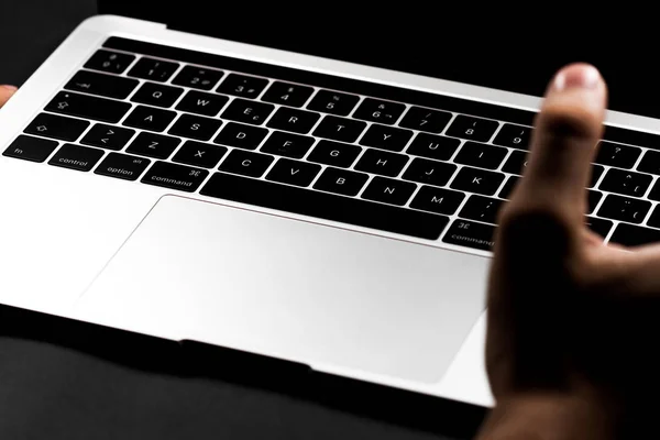 Manos en el teclado de una computadora, computadora en un fondo negro. Trabajos de oficina . — Foto de Stock