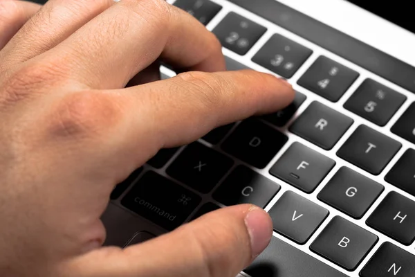 Manos en el teclado de una computadora, computadora en un fondo negro. Trabajos de oficina . — Foto de Stock