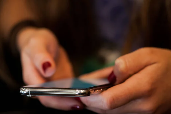 Cep telefonunda yazan kişinin elleri, kadın yazma, kentsel teknoloji.