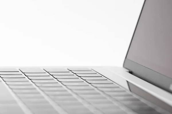 Laptop y espacio vacío aislado sobre fondo blanco.Cuerpo de aluminio gris . — Foto de Stock