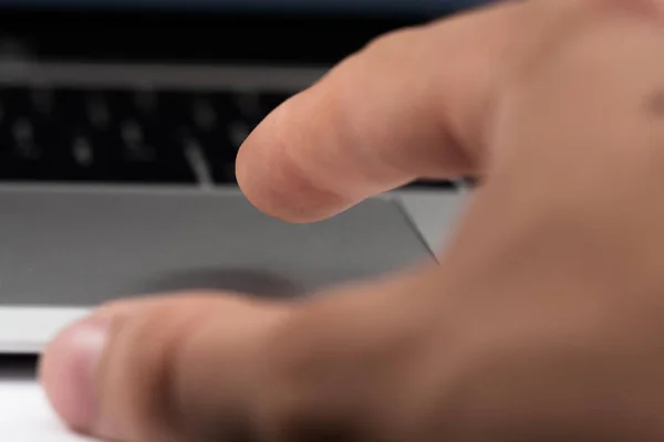 Tocador portátil de primer plano con el dedo. Trabajos de oficina . — Foto de Stock