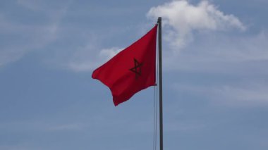 4k. Ultra Hd. Rüzgarda sallanan Fas güzel büyük bayrak. Bulutlarla dolu mavi gökyüzü. Kırmızı bayrak Fas Süleyman Mührü temsil eden merkezinde bir yıldız vardır. Muhammed.