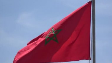 4k. Ultra Hd. Rüzgarda sallanan Fas güzel büyük bayrak. Bulutlarla dolu mavi gökyüzü. Kırmızı bayrak Fas Süleyman Mührü temsil eden merkezinde bir yıldız vardır. Muhammed.