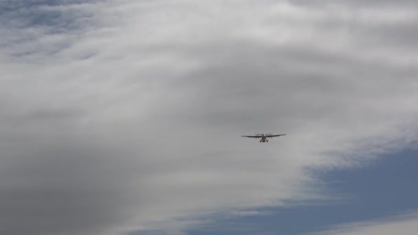 Ultra Avião Comercial Passageiros Perdendo Altura Céu Azul Com Nuvens — Vídeo de Stock