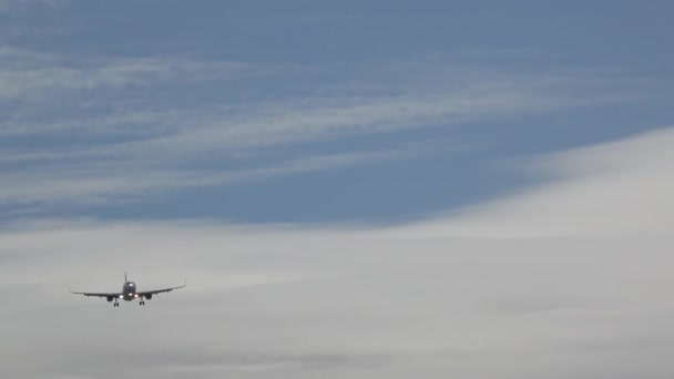 4KウルトラHd商用旅客機は 雲と青空の高さを失い 真昼間に空港に着陸する準備をしています — ストック動画