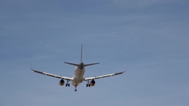 4KウルトラHd商用旅客機は 雲と青空の高さを失い 真昼間に空港に着陸する準備をしています — ストック動画