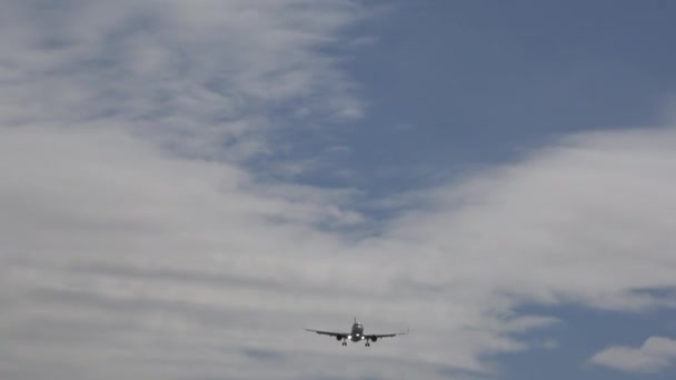 4KウルトラHd商用旅客機は 雲と青空の高さを失い 真昼間に空港に着陸する準備をしています — ストック動画