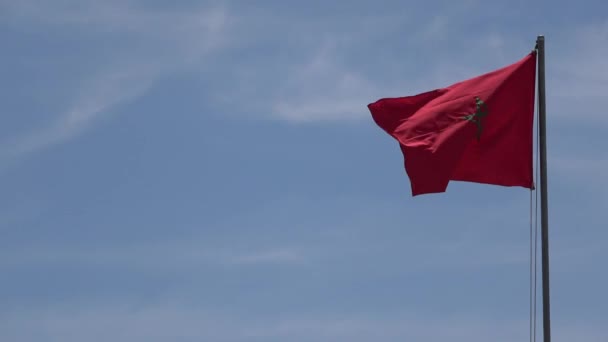 Ultra Hermosa Gran Bandera Marruecos Ondeando Viento Cielo Azul Con — Vídeo de stock