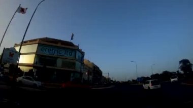 Birinci şahıs bakış açısı, bakış açısı, iç araç, ön camın arkasında, Malta'yı uçtan uca geçen kaputun perspektifi. Mavi bir gökyüzünde trafikte sürüş