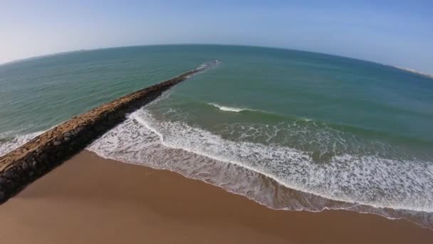 空中记录俯瞰地平线 海浪冲破防波堤 地中海 绿色和清澈的海水 清澈的蓝天 低潮在圣玛丽亚 基齐兹 安达卢西亚港 — 图库视频影像