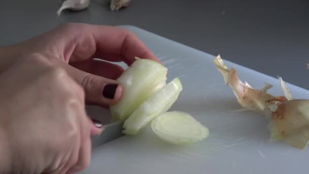 Ultra Άτομο Που Μαγειρεύει Κόβει Ένα Κρεμμύδι Μια Φωτεινή Ξύλινη — Αρχείο Βίντεο