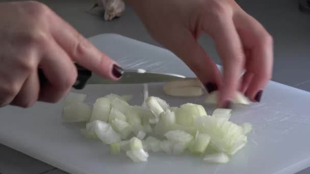 超高清 人做饭 在轻木底座上切洋葱 手拿着刀切洋葱 — 图库视频影像