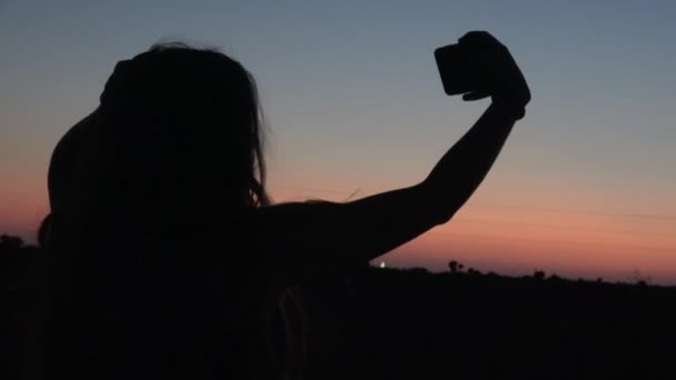 Ultra Silueta Mujer Joven Usando Teléfono Con Dramático Fondo Cielo — Vídeo de stock