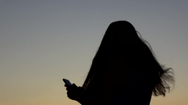 Ultra Silueta Mujer Joven Usando Teléfono Con Dramático Fondo Cielo — Vídeo de stock