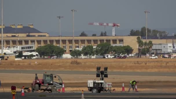 Ultra Groupe Personnes Faisant Une Construction Dans Aéroport Creuser Avec — Video