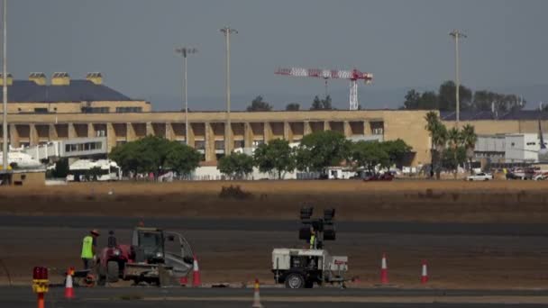 Ultra Bir Havaalanında Inşaat Yapan Insanlar Grubu Bir Kürek Ile — Stok video