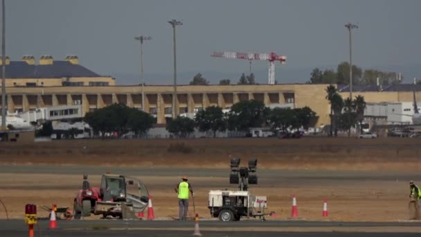 Ultra Grupo Pessoas Fazendo Uma Construção Aeroporto Cavar Com Uma — Vídeo de Stock