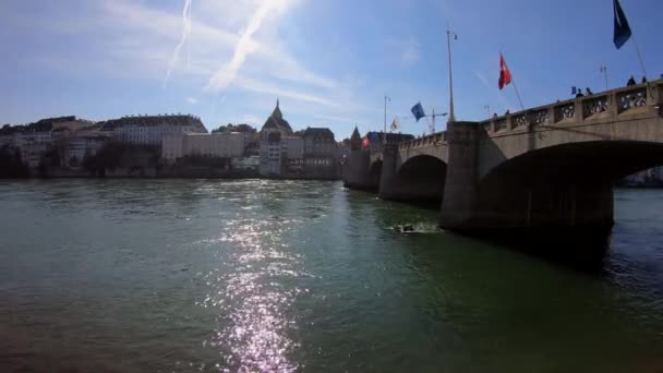 Basilea Suiza Marzo 2018 Bandera Suiza Ondeando Viento Sobre Puente — Vídeos de Stock