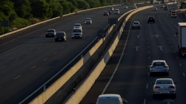 塞维利亚 西班牙 2019年7月26日 超高清 空中视图的车辆在午后的灯光下行驶的道路 在路上安全驾驶 往返雕刻 — 图库视频影像