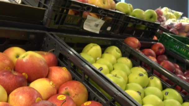 Ultra Joven Mujer Caucásica Recoge Comida Del Supermercado Para Comprar — Vídeos de Stock