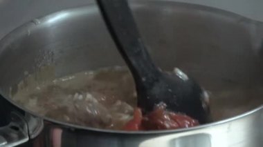 4k, Uhd. Şef bir tencerede taze çiğ oyun et ve karaciğer pişirme. Yüksek protein içeriği ve demir ile organik diyet pirinç ile lezzetli ve besleyici dilimlenmiş et aktif bir tencerede kaynatılır.