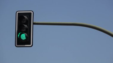 4k, Avrupa yaya geçidi yeşilden kırmızıya Sevilla şehrinin trafik değişimini işaret ediyor, güzel bir günde mavi gökyüzüyle aydınlatılan ışık. Sevilla caddesinin kesiştiği noktadan geçin. İspanya.