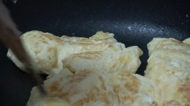 Chef Cuisinier Une Omelette Oeuf Artisanal Dans Une Casserole Délicieux — Video