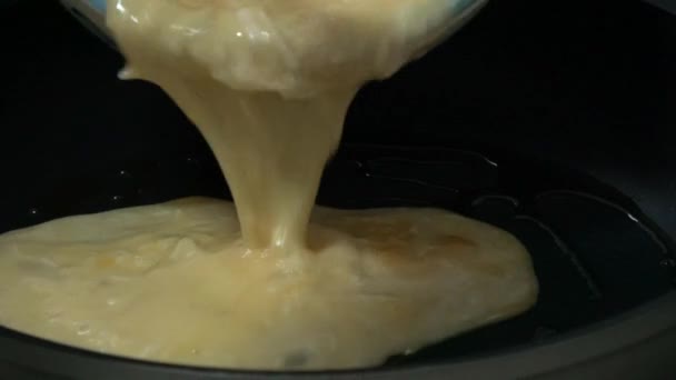 Şef Bir Tavada Bir Esnaf Yumurta Omlet Pişirme Yüksek Protein — Stok video