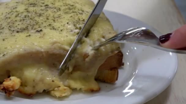 Ultra Νέα Καυκάσια Γυναίκα Κόβει Ένα Σάντουιτς Τυπικό Ιταλικό Φαγητό — Αρχείο Βίντεο