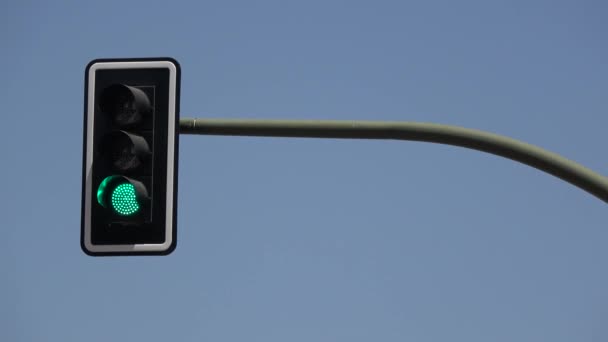 欧洲行人过街标志塞维利亚市的交通变化从绿色到红色 灯光照亮与蓝天在一个美丽的一天 穿过塞维利亚街的十字路口 西班牙 — 图库视频影像