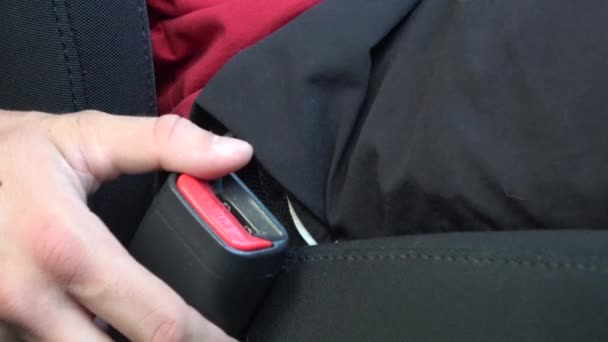 Uhd Hombre Caucásico Abrochándose Cinturón Seguridad Coche Pasajeros Sentados Dentro — Vídeos de Stock