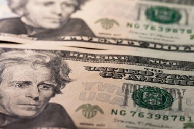 20 dolarlık banknot. 20 dolarlık banknot. Görüntü siyah arka plan üzerinde izole. Sırayla yerleştirilen banknotlar, ABD Başkanı Jackson'ın yüzü.