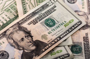 Arka plan yakın çekim olarak dolar banknotları. 20 dolarlık banknotlar önde ve arkada bulunuyor. Abd Para Birimi.