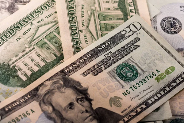 Arka plan yakın çekim olarak dolar banknotları. 20 dolarlık banknotlar önde ve arkada bulunuyor. Abd Para Birimi.