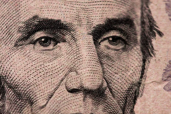 Beş dolarlık banknot. Beş dolarlık banknot. Sırayla yerleştirilen banknotlar, Abd Başkanı Lincoln'ün yüzü.