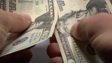 4k el beyaz arka plan üzerinde yirmi dolarlık banknotlar sayma. Parasal geliri saymak için. Ekonomik başarı ülkesi. Başarılı iş maaş verilmesi. Yüzde banka depozitosu. Aylık bordro.