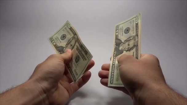 Rąk Licząc Dwadzieścia Dolarów Rachunki Białym Tle Liczyć Dochód Pieniężny — Wideo stockowe