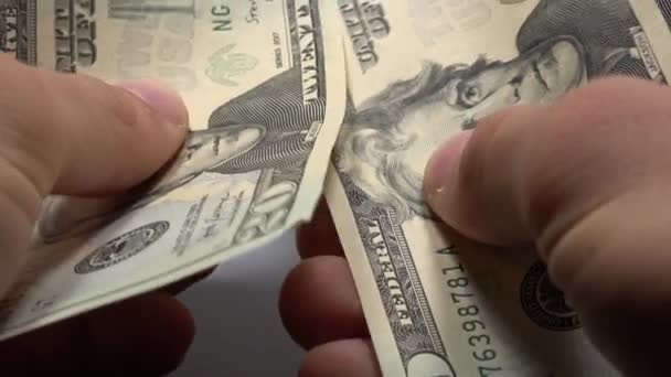 Rukou Počítáme Dvacet Dolarových Bankovek Bílém Pozadí Počítat Měnové Příjmy — Stock video