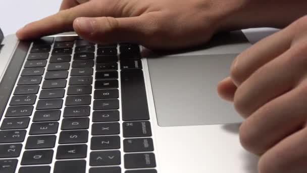 Bir Adam Dizüstü Bilgisayar Kullanıyor Parmaklarınızın Trackpad Hareket Ettirilmesi Dizüstü — Stok video