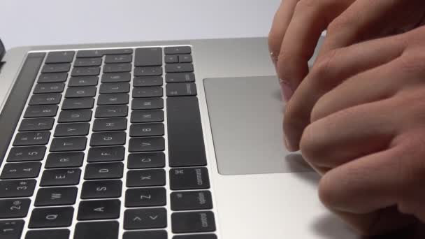 Bir Adam Dizüstü Bilgisayar Kullanıyor Parmaklarınızın Trackpad Hareket Ettirilmesi Dizüstü — Stok video