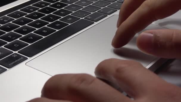 Homem Está Usar Portátil Close Seus Dedos Movendo Através Trackpad — Vídeo de Stock