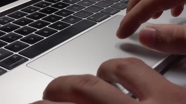 一个男人正在使用笔记本电脑 手指在触控板中移动的特写镜头 管理笔记本电脑上的文件 — 图库视频影像
