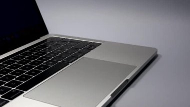 Bir adam dizüstü bilgisayar kullanıyor. Parmaklarınızın trackpad'de hareket ettirilmesi. Dizüstü bilgisayardaki dosyaları yönetme.